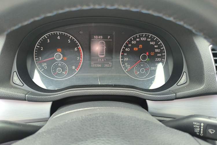 Used Volkswagen Passat 2015 1.8TSI DSG Prestige Edition Odometer Close Up