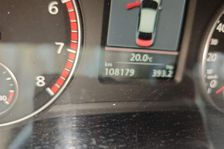 Used Volkswagen Passat 2015 1.8TSI DSG Prestige Edition Odometer Close Up