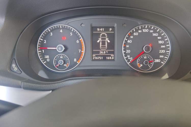 Used Volkswagen Passat 2015 1.8TSI DSG Prestige Edition Odometer Close Up