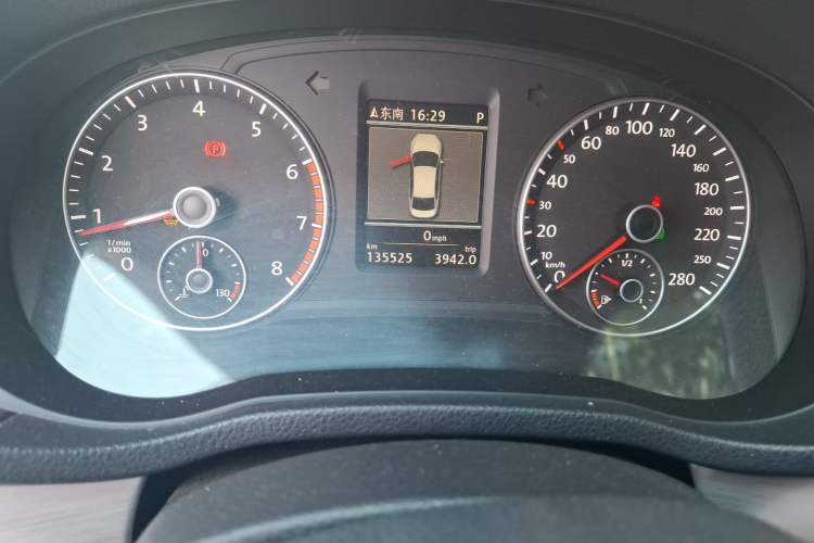 Used Volkswagen Passat 2015 1.8TSI DSG Prestige Edition Odometer Close Up