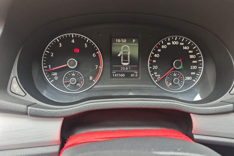 Used Volkswagen Passat 2015 1.8TSI DSG Prestige Edition Odometer Close Up
