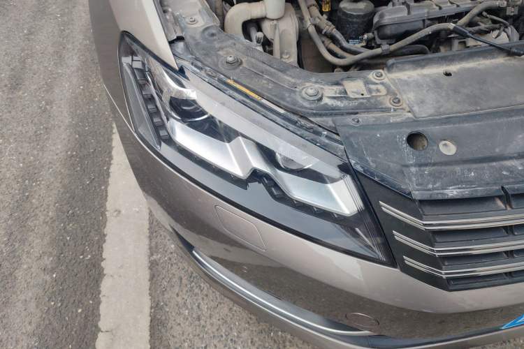 Used Volkswagen Passat 2015 1.8TSI DSG Ultimate Edition Right Front Headlight