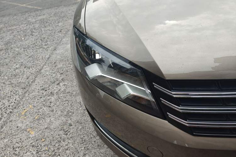 Used Volkswagen Passat 2015 1.8TSI DSG Prestige Edition Right Front Headlight