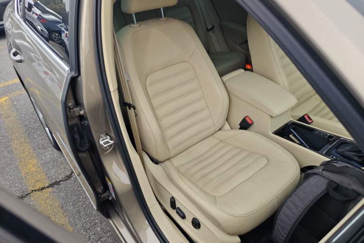 Used Volkswagen Passat 2015 1.8TSI DSG Prestige Edition Right Front Seat