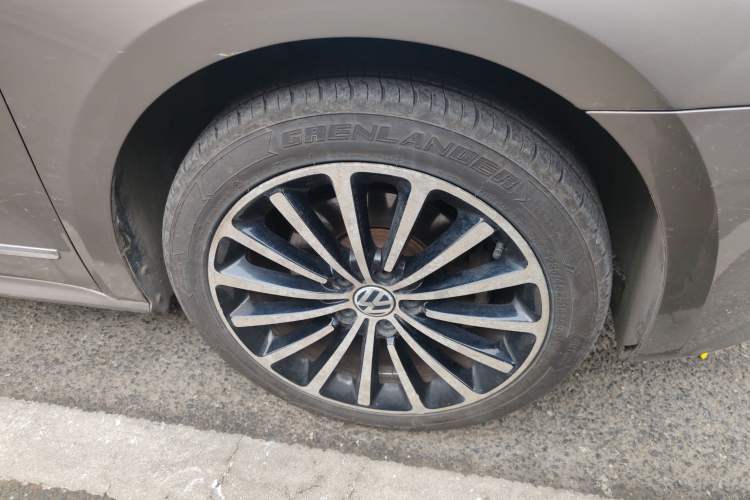 Used Volkswagen Passat 2015 1.8TSI DSG Ultimate Edition Right Front Wheel Hub