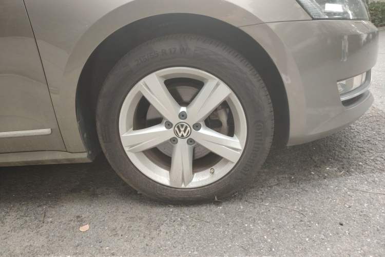 Used Volkswagen Passat 2015 1.8TSI DSG Prestige Edition Right Front Wheel Hub