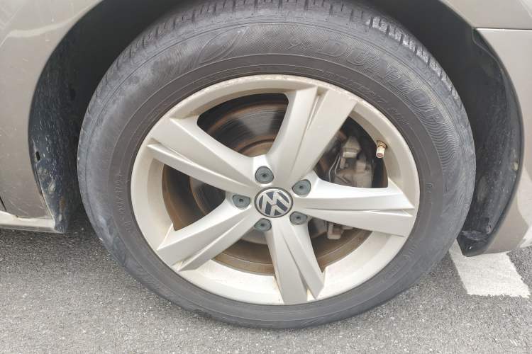 Used Volkswagen Passat 2015 1.8TSI DSG Prestige Edition Right Front Wheel Hub