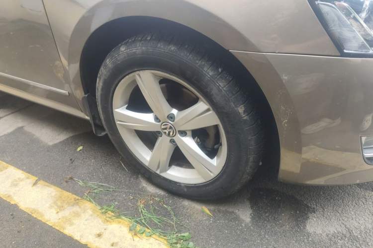 Used Volkswagen Passat 2015 1.8TSI DSG Prestige Edition Right Front Wheel Hub