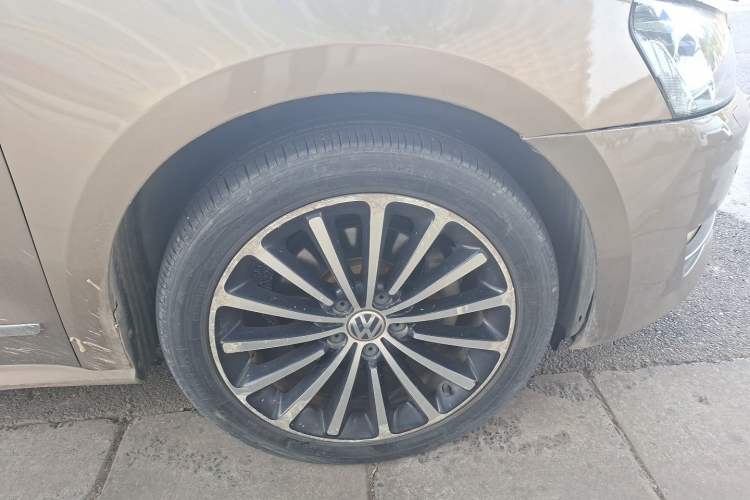Used Volkswagen Passat 2015 1.8TSI DSG Prestige Edition Right Front Wheel Hub