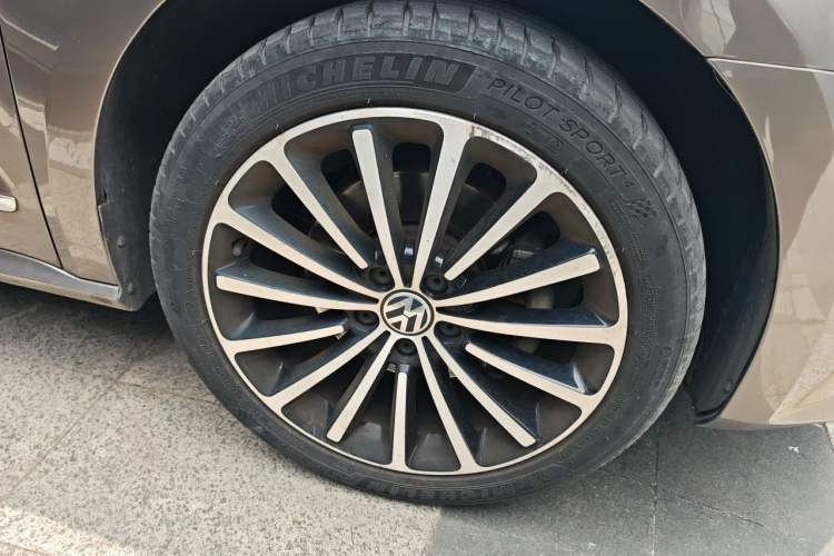 Used Volkswagen Passat 2015 1.8TSI DSG Prestige Edition Right Front Wheel Hub