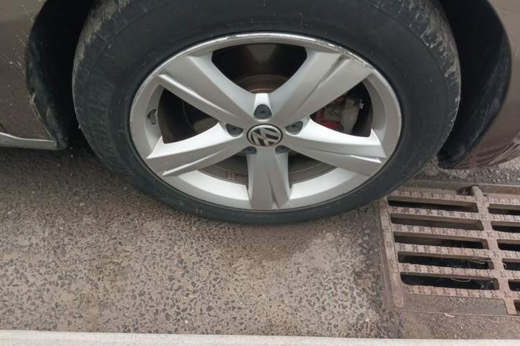 Used Volkswagen Passat 2015 1.8TSI DSG Prestige Edition Right Front Wheel Hub