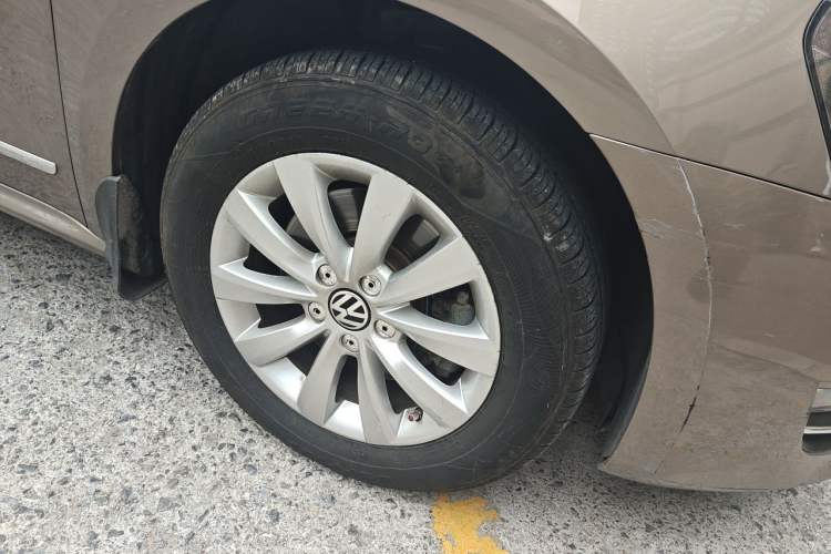 Used Volkswagen Passat 2015 1.8TSI DSG Prestige Edition Right Front Wheel Hub