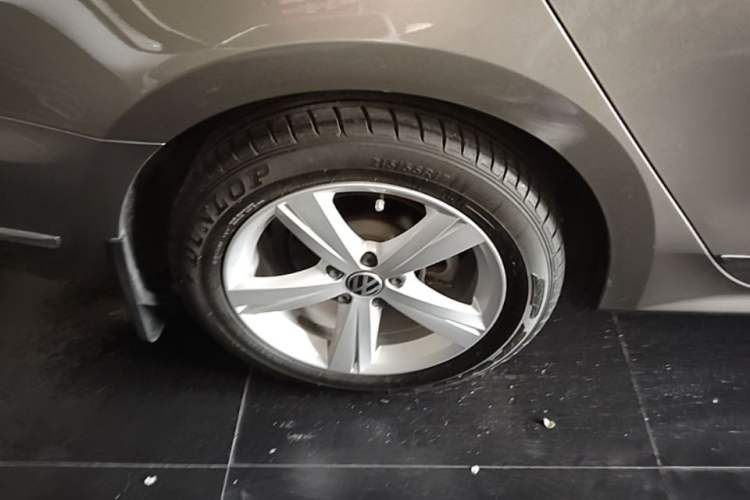 Used Volkswagen Passat 2015 1.8TSI DSG Prestige Edition Right Rear Wheel Hub