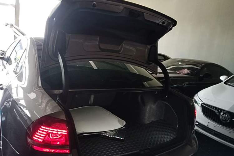 Used Volkswagen Passat 2015 1.8TSI DSG Prestige Edition Trunk