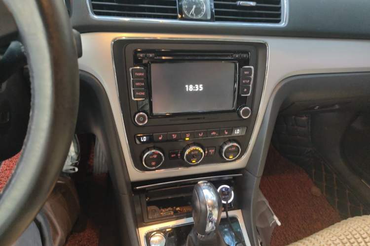 Used Volkswagen Passat 2015 1.8TSI DSG Prestige Edition Audio And AC Panel