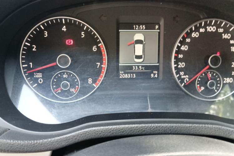 Used Volkswagen Passat 2015 1.8TSI DSG Prestige Edition Odometer Close Up