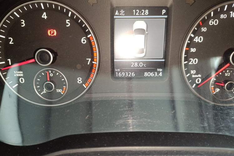 Used Volkswagen Passat 2015 1.8TSI DSG Prestige Edition Odometer Close Up