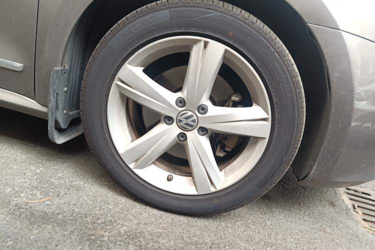 Used Volkswagen Passat 2015 1.8TSI DSG Prestige Edition Right Front Wheel Hub