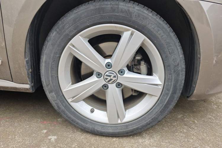 Used Volkswagen Passat 2015 1.8TSI DSG Prestige Edition Right Front Wheel Hub