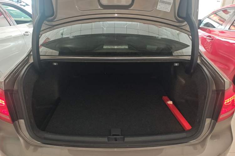 Used Volkswagen Passat 2015 1.8TSI DSG Prestige Edition Trunk