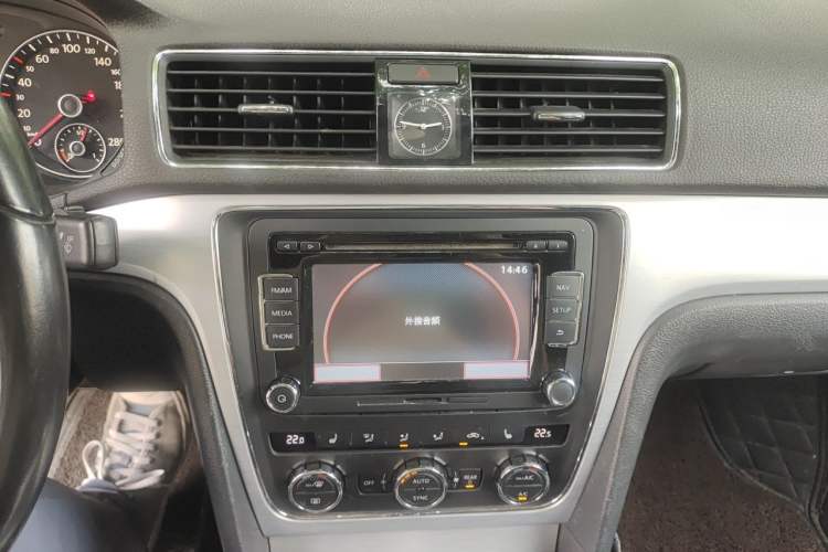 Used Volkswagen Passat 2015 1.8TSI DSG Prestige Edition Audio And AC Panel