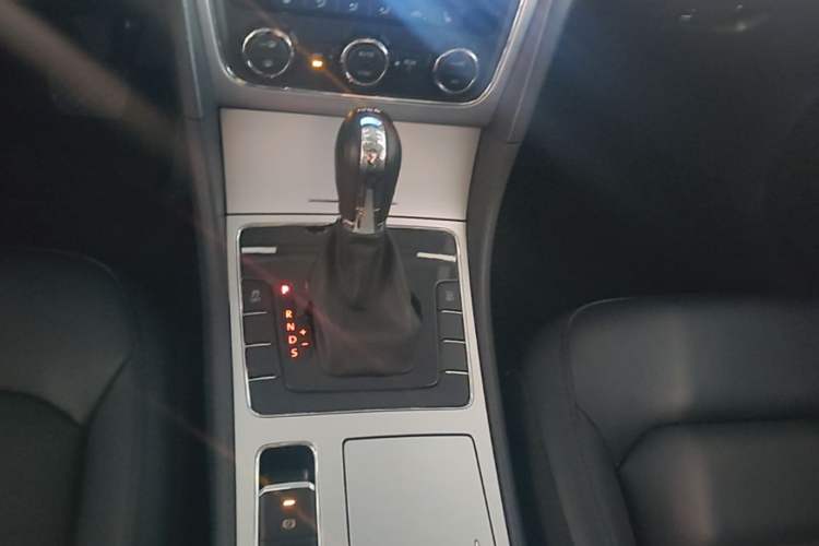 Used Volkswagen Passat 2015 1.8TSI DSG Prestige Edition Gear Lever