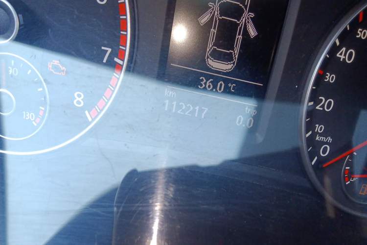 Used Volkswagen Passat 2015 1.8TSI DSG Prestige Edition Odometer Close Up