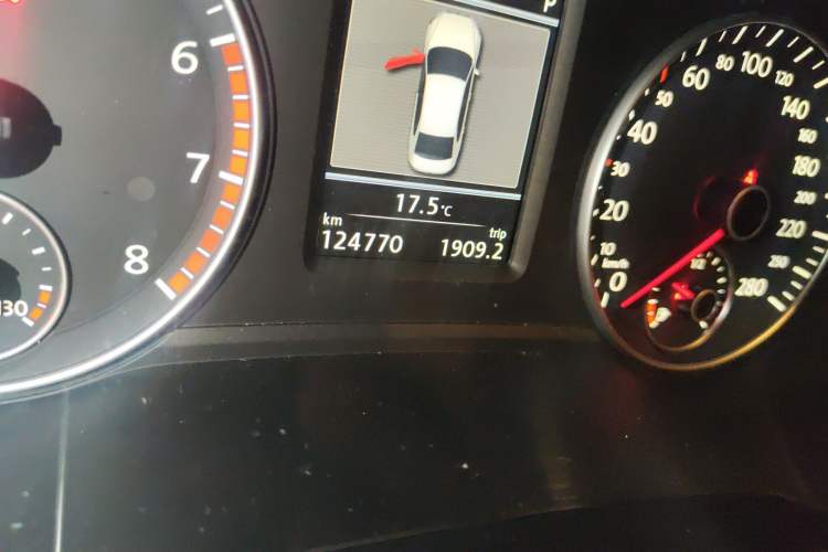 Used Volkswagen Passat 2015 1.8TSI DSG Prestige Edition Odometer Close Up