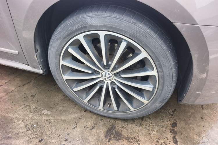 Used Volkswagen Passat 2015 2.0 TSI DSG Prestige Edition Right Front Wheel Hub