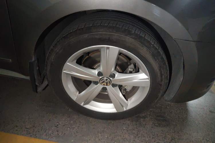 Used Volkswagen Passat 2015 1.8TSI DSG Prestige Edition Right Front Wheel Hub