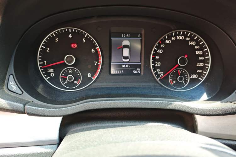 Used Volkswagen Passat 2015 1.8TSI DSG Prestige Edition Odometer Close Up