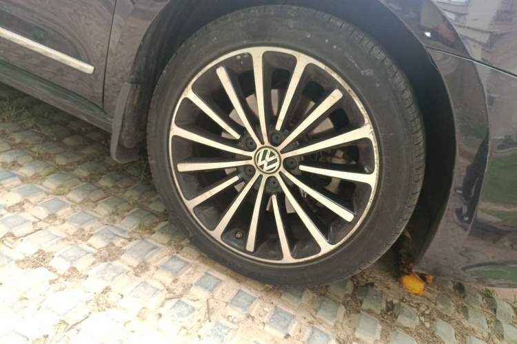 Used Volkswagen Passat 2015 1.8TSI DSG Prestige Edition Right Front Wheel Hub