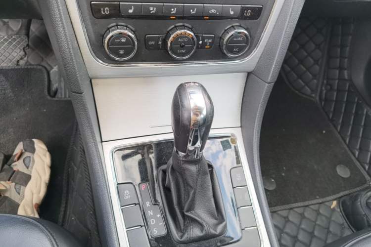 Used Volkswagen Passat 2015 1.8TSI DSG Prestige Edition Gear Lever