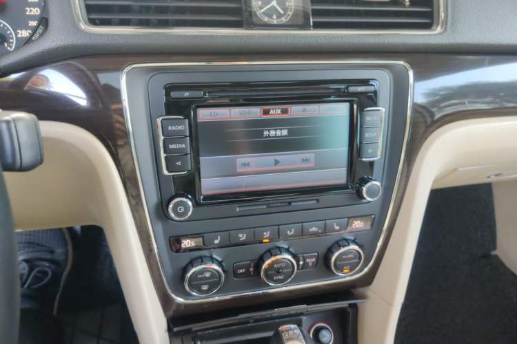Used Volkswagen Passat 2015 1.8TSI DSG Prestige Edition Audio And AC Panel