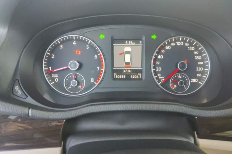 Used Volkswagen Passat 2015 1.8TSI DSG Prestige Edition Odometer Close Up