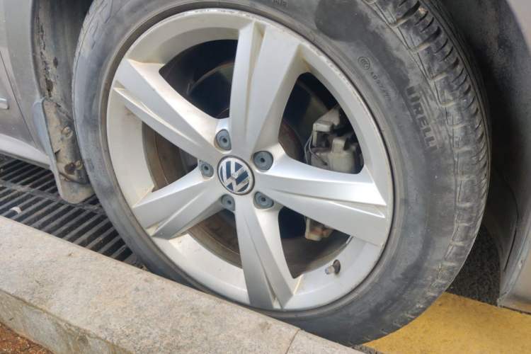 Used Volkswagen Passat 2015 1.8TSI DSG Prestige Edition Right Front Wheel Hub