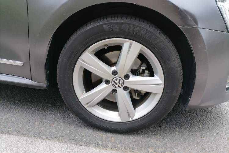 Used Volkswagen Passat 2015 1.8TSI DSG Prestige Edition Right Front Wheel Hub