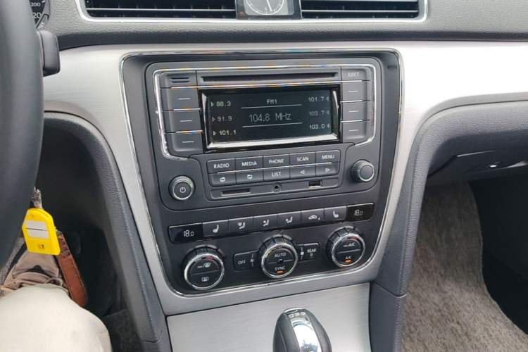 Used Volkswagen Passat 2015 1.8TSI DSG Prestige Edition Audio And AC Panel