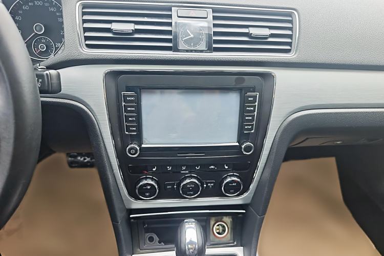 Used Volkswagen Passat 2015 1.8TSI DSG Prestige Edition Audio And AC Panel