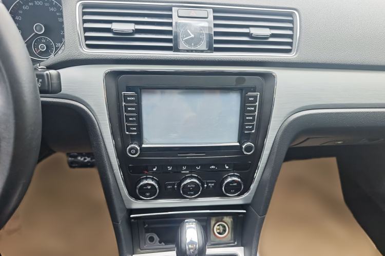 Used Volkswagen Passat 2015 1.8TSI DSG Prestige Edition Audio And AC Panel