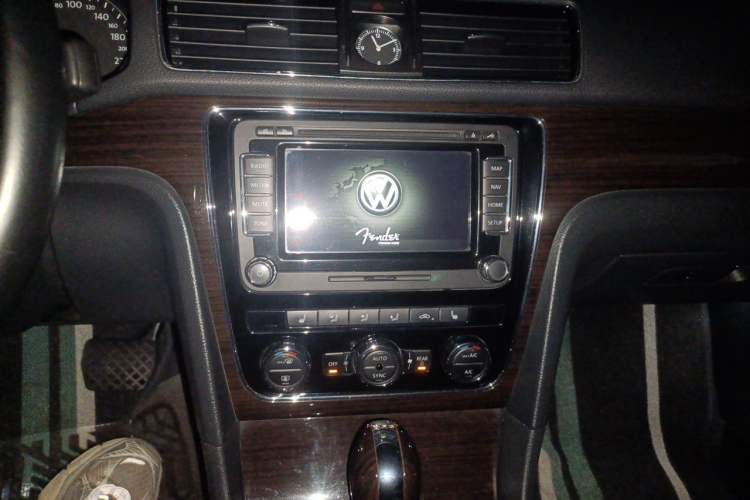 Used Volkswagen Passat 2015 1.8TSI DSG Ultimate Edition Audio And AC Panel