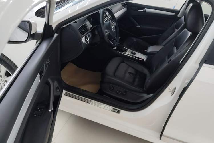 Used Volkswagen Passat 2015 1.8TSI DSG Prestige Edition Driver Seat