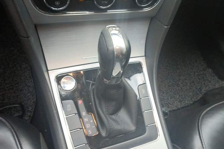 Used Volkswagen Passat 2015 1.8TSI DSG Prestige Edition Gear Lever