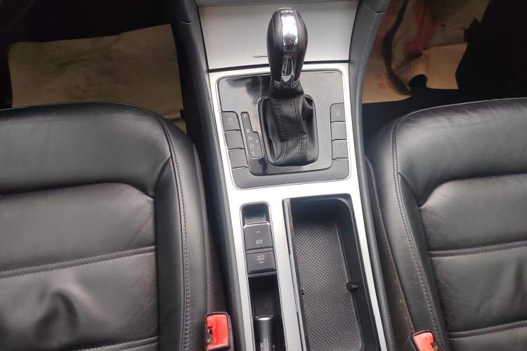 Used Volkswagen Passat 2015 1.8TSI DSG Prestige Edition Gear Lever