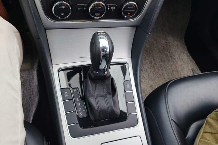 Used Volkswagen Passat 2015 1.8TSI DSG Prestige Edition Gear Lever