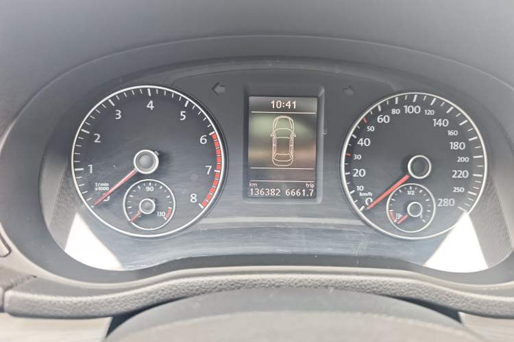Used Volkswagen Passat 2015 1.8TSI DSG Prestige Edition Odometer Close Up
