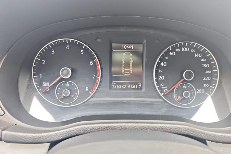 Used Volkswagen Passat 2015 1.8TSI DSG Prestige Edition Odometer Close Up