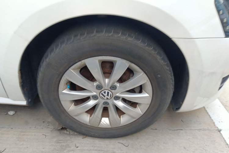 Used Volkswagen Passat 2015 1.8TSI DSG Prestige Edition Right Front Wheel Hub