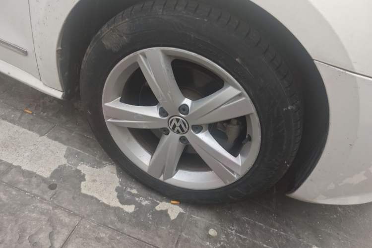 Used Volkswagen Passat 2015 1.8TSI DSG Prestige Edition Right Front Wheel Hub