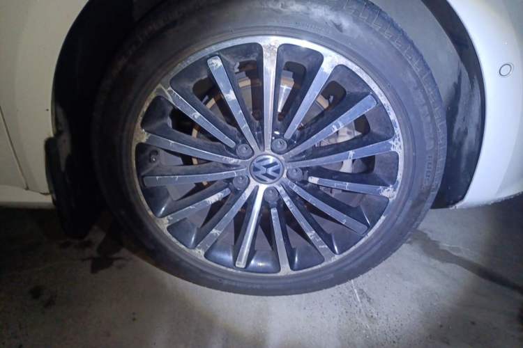 Used Volkswagen Passat 2015 1.8TSI DSG Ultimate Edition Right Front Wheel Hub